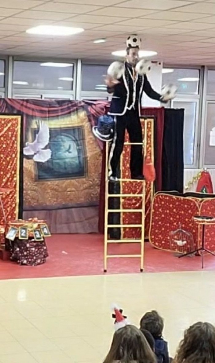 Polino Jongleur sur échelle